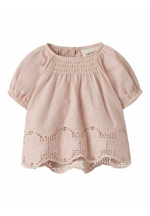 Lyserosa babytopp med puffede ermer, broderte blomsterdesign, rynket halslinning og bølget øyelyskant.