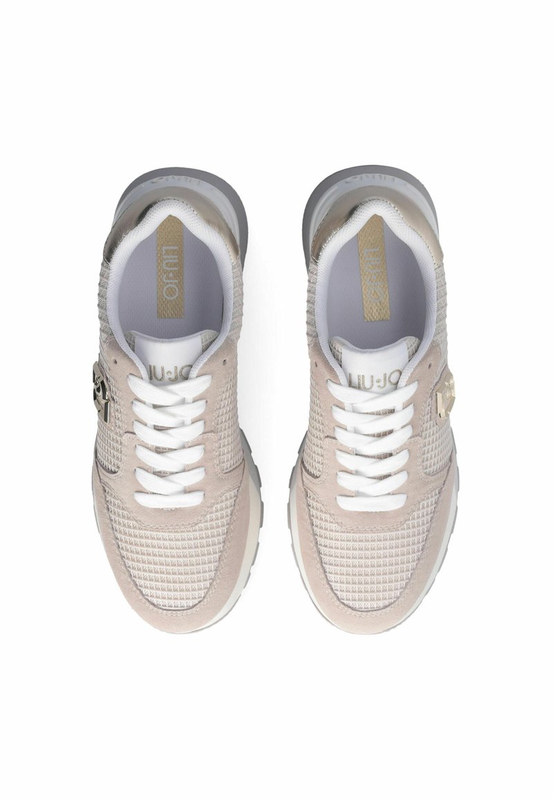 Beige Sneaker mit einem Obermaterial aus Mesh und Wildleder, weißen Schnürsenkeln, einer gepolsterten Schuhkragen und einer Gummisohle. Goldene Akzentdetails an der Seite.