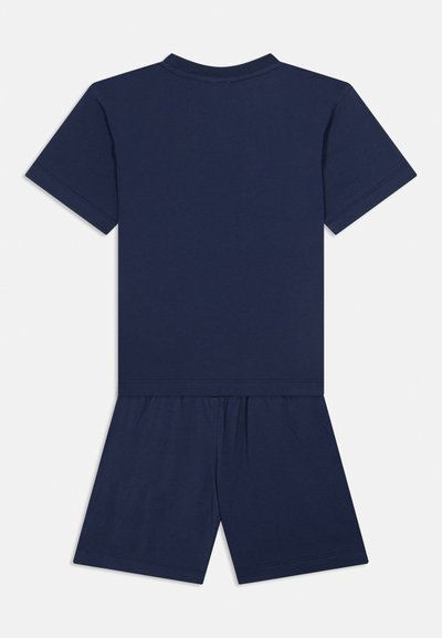 Σετ ρούχων με κοντομάνικη μπλουζά μπλε ναυτικού χρώματος και σορτς με ελαστική μέση, ανοιγμένα και με θέα από πίσω.