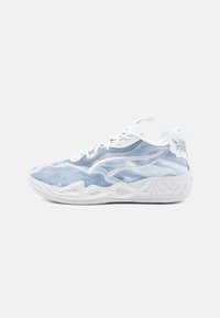 Vente de chaussures de sport en maille de couleur bleu clair, dotées d'une tige texturée, de lacets blancs et d'une semelle blanche à motifs avec des découpes.