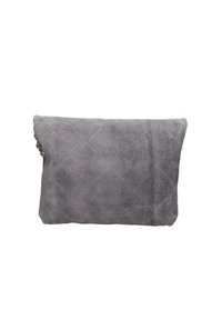 Clutch bag in suede grigio con un motivo trapuntato, caratterizzato da un design a pieghe e una tracolla in catena per il trasporto. Texture morbida e hardware minimale.