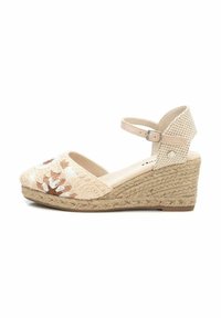 Espadrille de cuña beige con parte superior de textil que presenta bordados florales. Correa al tobillo y tacón tejido texturizado, ideal para el clima cálido.
