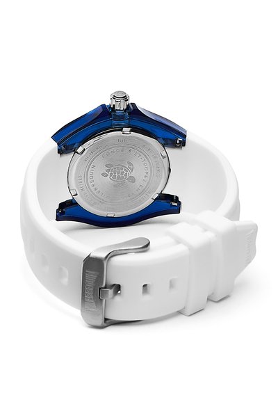 Armbandsur med ett vitt silikongummiarmband och ett blått plastur. Baksidan har ett boett i rostfritt stål med ingraverade detaljer och en transparent baksida.