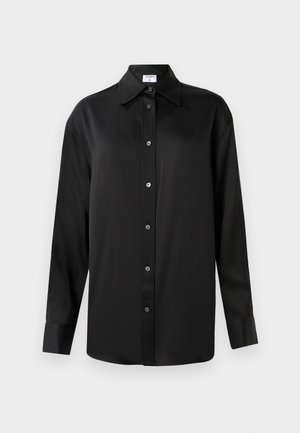 Camisa preta de mangas longas feita de tecido suave. Apresenta um colarinho pontiagudo, lista de botões completa e punhos com botão.