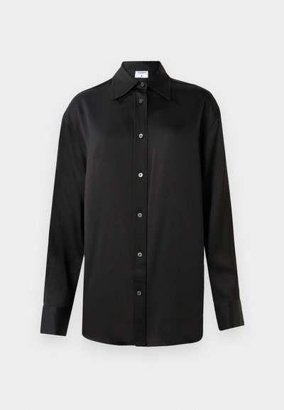 Musthave musta pikade varrukatega särk, mis on valmistatud siledast kangast. Omab teravat kraed, täielikku nööbiplanketti ja nööbiga mansette.