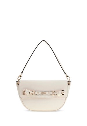 Sac à main couleur crème avec une seule bandoulière noire, des accents dorés et une chaîne décorative sur le devant arborant le logo Guess.