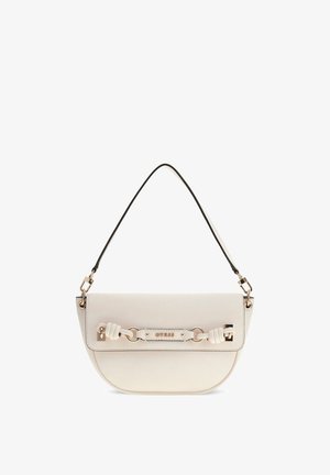 Sac à main couleur crème avec une seule bandoulière noire, des accents dorés et une chaîne décorative sur le devant arborant le logo Guess.