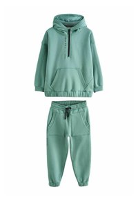 Mintgrüner Hoodie und passendes Jogginganzug-Set. Der Hoodie verfügt über einen halben Reißverschluss und eine Kängurutasche; die Hose hat einen elastischen Bund und seitliche Taschen.