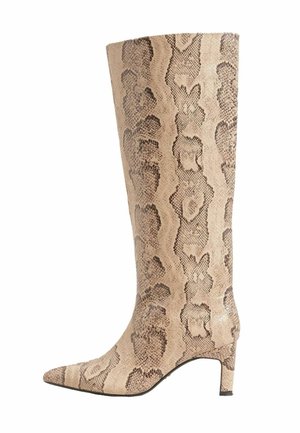 Stivali alti fino al ginocchio, con punta affusolata in stampa serpente beige con una texture liscia. Presentano un tacco a blocco modesto per maggiore stabilità.