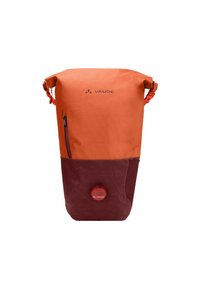 Mochila de tipo roll-top en naranja y burdeos, con una superficie texturizada, un bolsillo lateral con cremallera y un detalle de hardware circular.