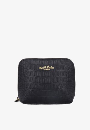 Zwarte pouch met rits en krokodillenstructuur, met gouden "Gusti Leder studio" logo in het midden aan de voorkant.