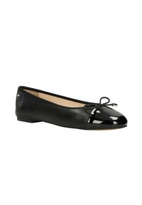 Zwarte leren balletschoenen met een glanzend zwart laklederen neuskap. Voorzien van een klein strikje aan de voorkant en een lage hak voor extra comfort.