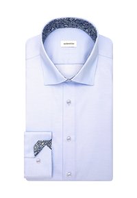 Lichtblauw overhemd met bloemenpatroon aan de binnenkant van de kraag en manchetten, netjes opgevouwen met het merklabel aan de binnenkant van de kraag.