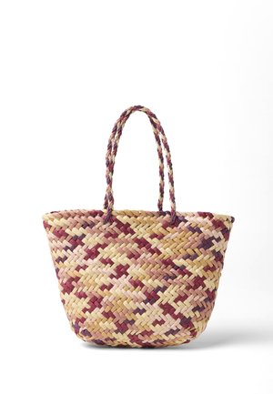 Bolso tote tejido con asas trenzadas, con un patrón multicolor en tonos naturales, rosa, morado y burdeos.