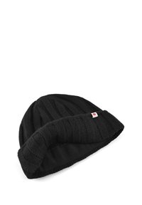 Bonnet en tricot noir avec texture côtelée et revers replié, arborant une petite étiquette rouge avec un logo de feuille d'érable. Matériau doux en mélange de laine.