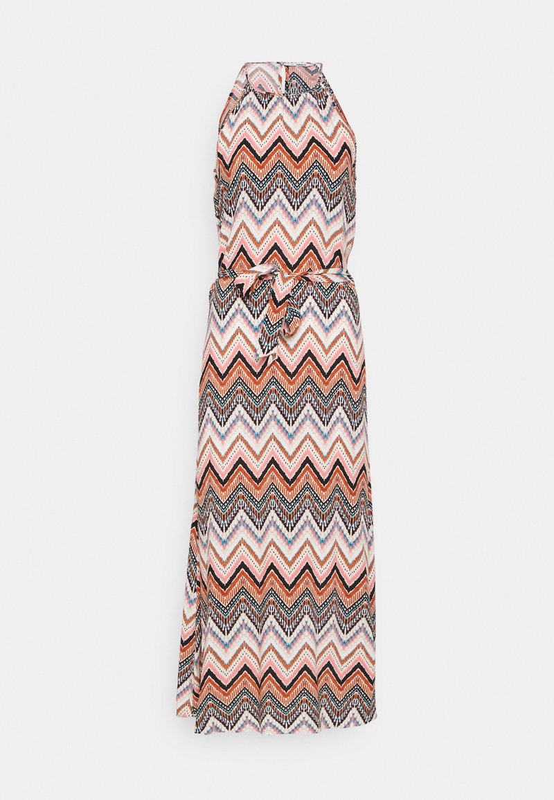 Vestido maxi com um design de decote halter, apresentando um padrão zig-zag em laranja, preto e branco. Inclui um cinto amarrado na cintura para ajuste de tamanho.