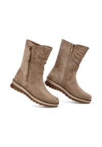 Botas de tobillo de ante beige con un diseño arrugado, cremallera lateral y suela de goma texturizada. Presentan acentos suaves y una punta redondeada.