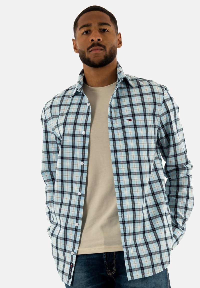 Overhemd met knopen in een blauw en zwart ruitpatroon. Gemaakt van katoen, het heeft een klassieke kraag, lange mouwen en een klein logodetail.