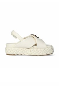Witte geweven platvormsandaletten hebben een kruislingend ontwerp met een slingback band en een metallic accent bij de enkel.