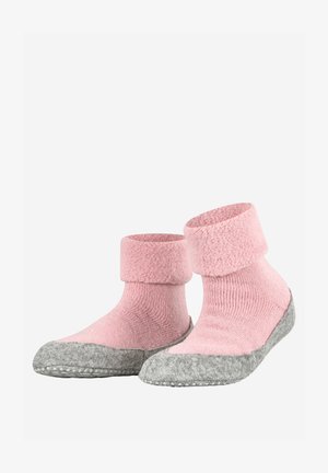 Roze gebreide sokken met een zachte boord en een grijze vilten zool; voorzien van een gestructureerde stof en een afgeronde teen, geschikt voor binnenshuis dragen.