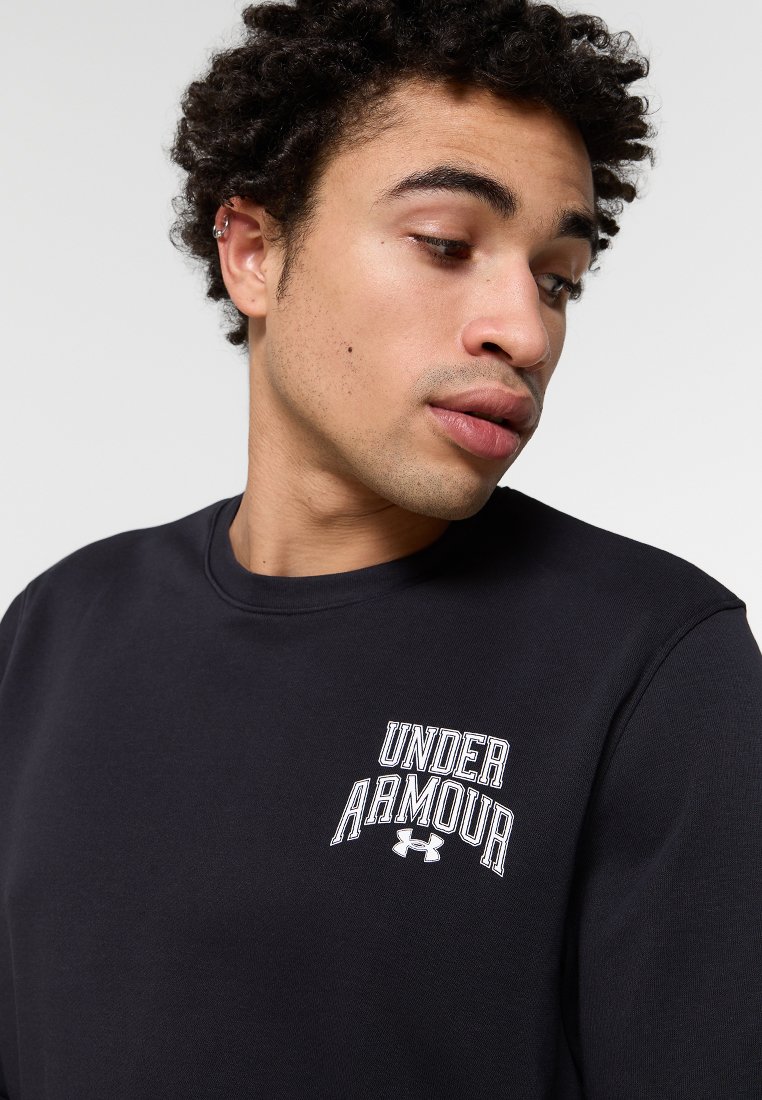 Sweatshirt noir en mélange de coton, avec un col rond et un logo "Under Armour" brodé sur la poitrine. Texture lisse.