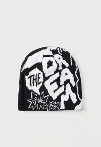 Πλεκτός σκούφος σε μαύρο και λευκό με έντονο κείμενο και γραφικά σχέδια. Το υλικό είναι μαλακό και ελαστικό, με εφαρμοστή σχεδίαση.