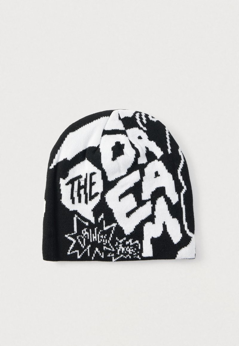 Πλεκτός σκούφος σε μαύρο και λευκό με έντονο κείμενο και γραφικά σχέδια. Το υλικό είναι μαλακό και ελαστικό, με εφαρμοστή σχεδίαση.