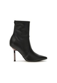 Botte de cheville en cuir noir avec un bout pointu, un talon haut effilé et une fermeture éclair à l'arrière, affichant une texture lisse et un design élégant.