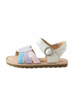 Hvid børnesandal med blå, lilla og pink remme, glitrende hjerteudsmykning og ankelrem med sølvspænde.