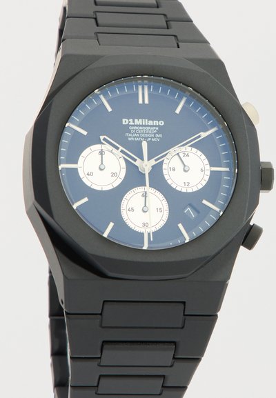 Μαύρο ρολόι χειρός χρονόμετρο με μπλε καντράν, τρεις λευκοί υποκαντράν, ασημένιους δείκτες και ενδείξεις ώρας, και μαύρο μεταλλικό βραχιόλι με συνδέσμους.