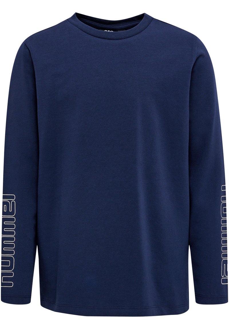 Marineblå langærmet t-shirt lavet af blødt bomuld. Har en rund halsudskæring og hvidt logo-tekst langs venstre ærme. Glat tekstur.