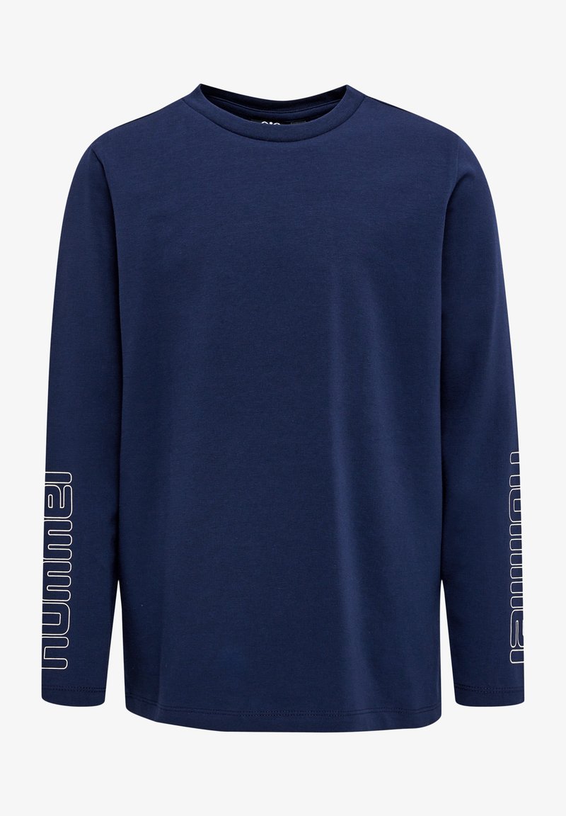 Marineblå langærmet t-shirt lavet af blødt bomuld. Har en rund halsudskæring og hvidt logo-tekst langs venstre ærme. Glat tekstur.