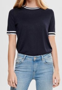 Námořnická košile s krátkým rukávem, bílé pruhované límce a manžety, vyrobená z jemné látky, s uvolněným střihem a klasickým kruhovým výstřihem.