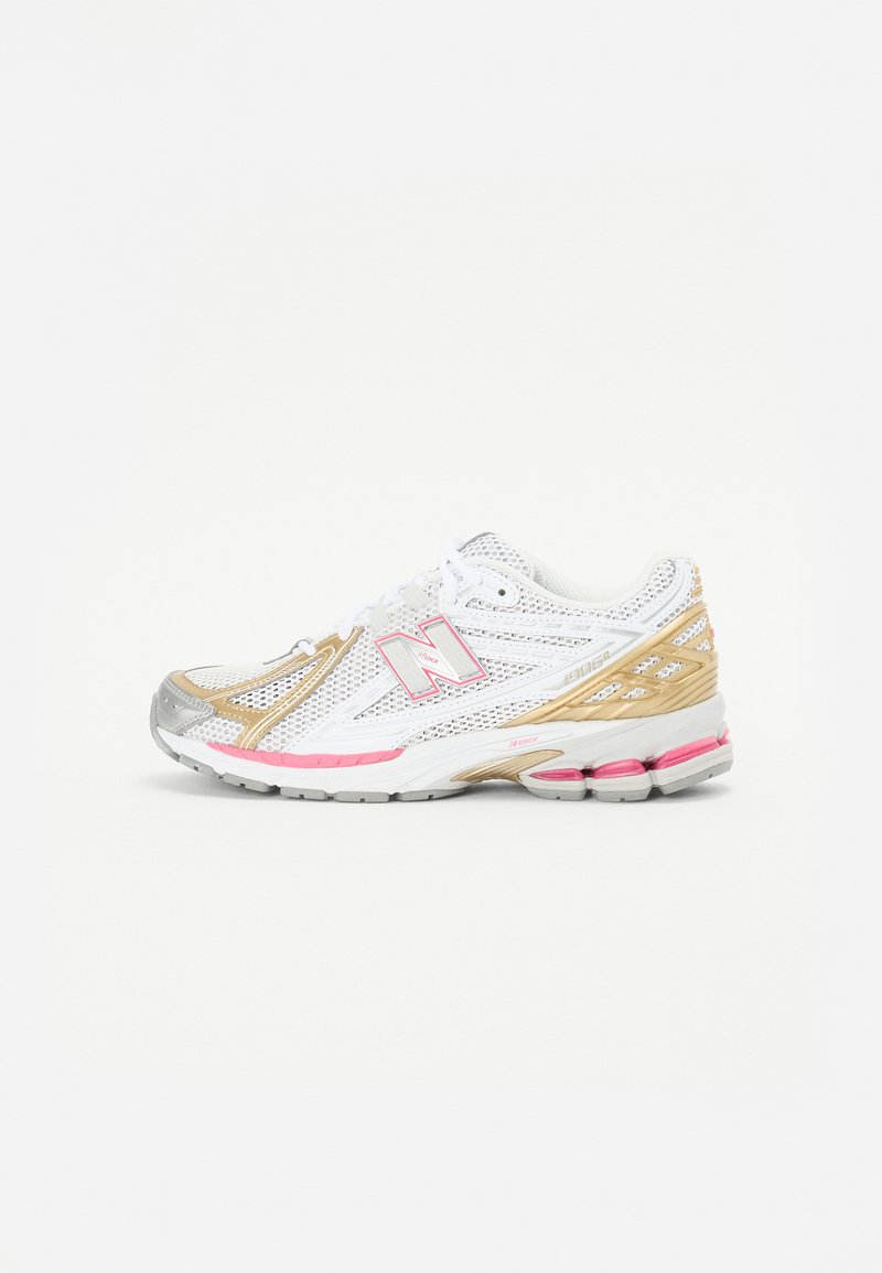 Sapatilha de corrida branca com detalhes em dourado e rosa, parte superior em malha, colarinho acolchoado e sola texturizada para aderência e estabilidade.