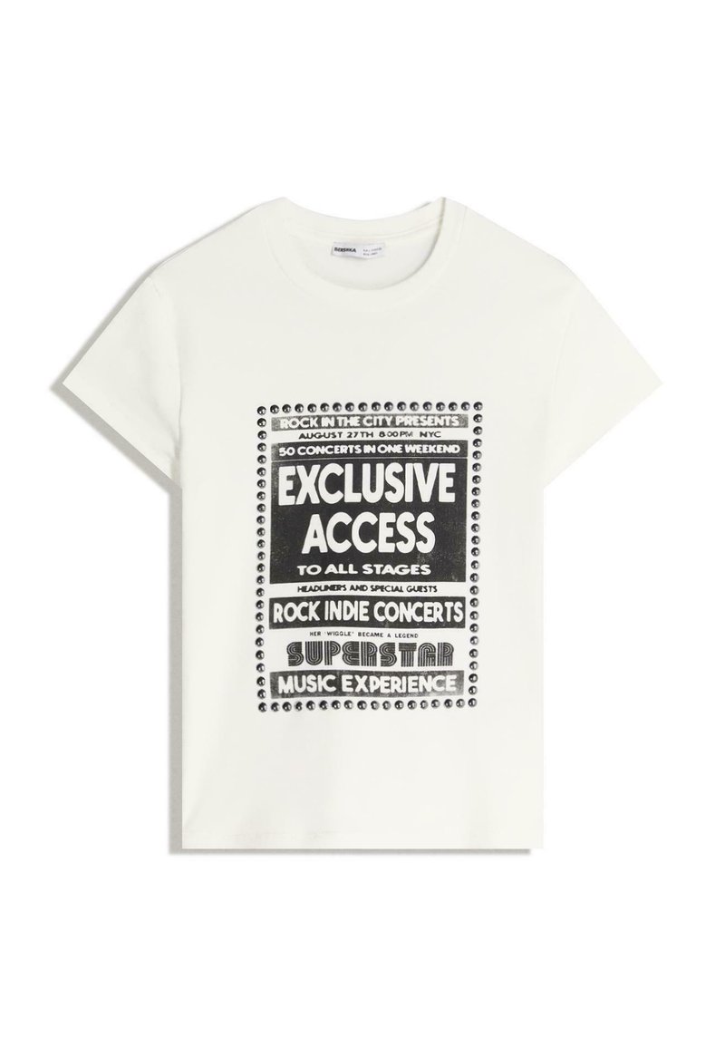 Biała koszulka z czarnym napisem promującym wydarzenie muzyczne, z hasłami "Ekskluzywny Dostęp", "Koncesje Rock Indie" i "Superstar Music Experience."
