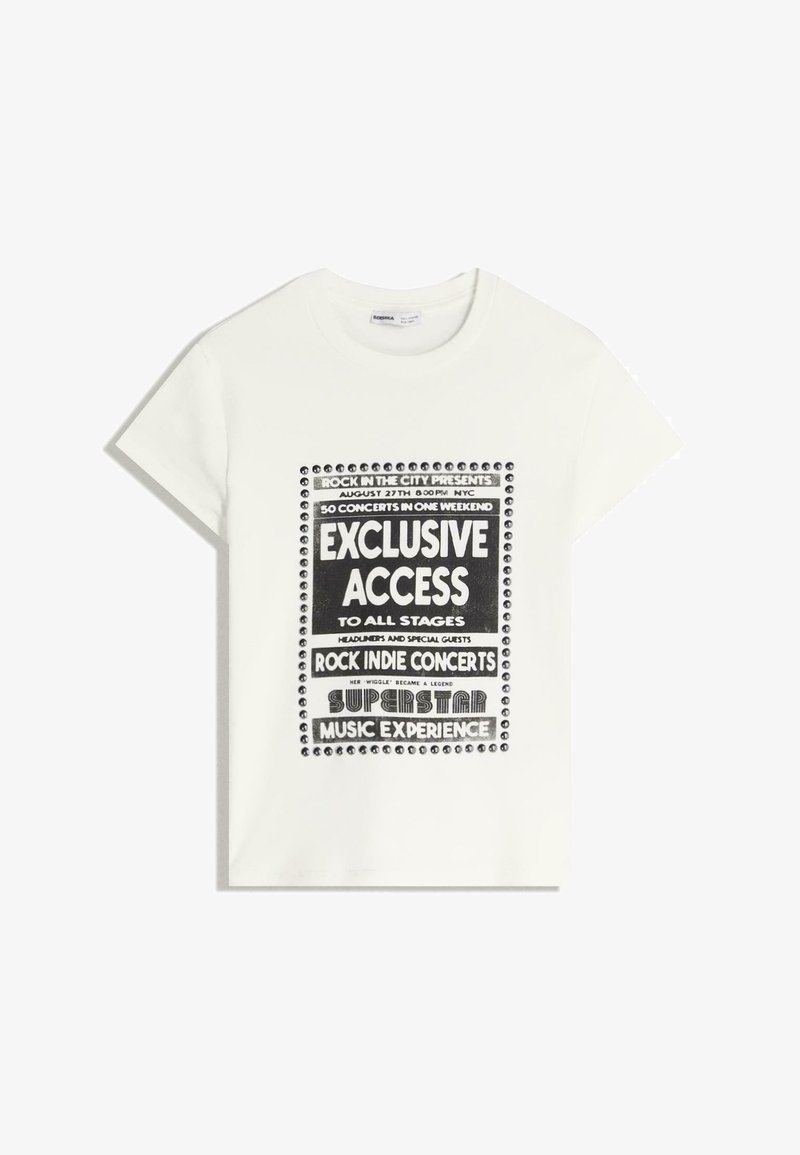 Biała koszulka z czarnym napisem promującym wydarzenie muzyczne, z hasłami "Ekskluzywny Dostęp", "Koncesje Rock Indie" i "Superstar Music Experience."