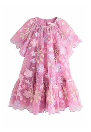 Růžové vyšívané šaty s květinovými vzory, průhlednou tkaninou, volánkovým lemem a krátkými rukávy se zvlněnými okraji. Zapínání na zadní straně.