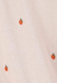 Tissu en coton de couleur beige clair, présentant de petites bordures brodées de motifs de fruits orange avec des feuilles vertes dispersés sur toute la surface.