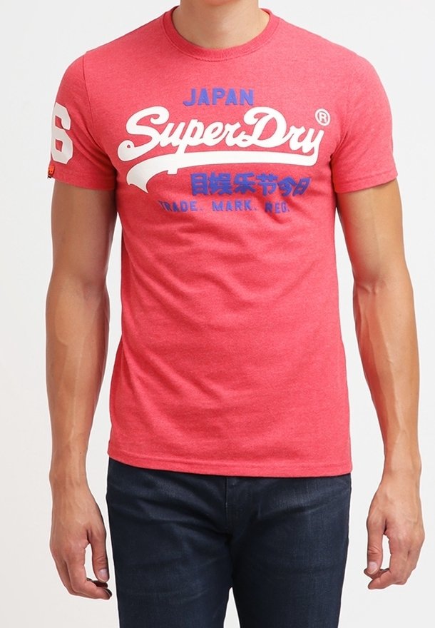 T-shirt rossa in cotone con scollo rotondo, con i loghi "Japan" e "SuperDry" in bianco e blu. Maniche corte e design aderente.