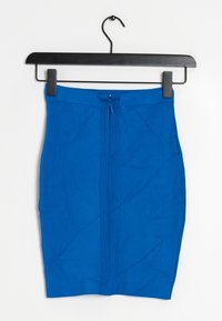 Blå blyertskjol i ett texturerat tyg. Har en bakdragkedja och midjeband; hänger på en svart klädhängare.