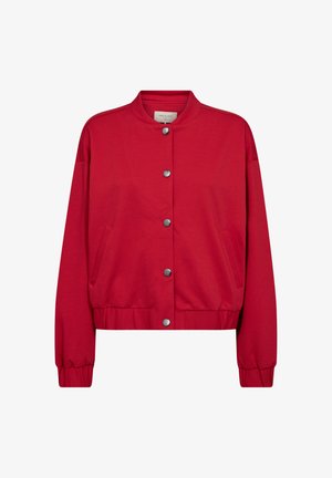 Rode bomberjack met drukknopen aan de voorkant, geribde kraag, manchetten en zoom, en zijzakken met openingen.