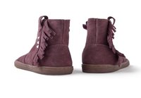 Stivaletti alla caviglia in suede bordeaux scuro con dettagli in frange, punta arrotondata e suola piatta in gomma marrone. Accenti bianchi vicino ai lacci.