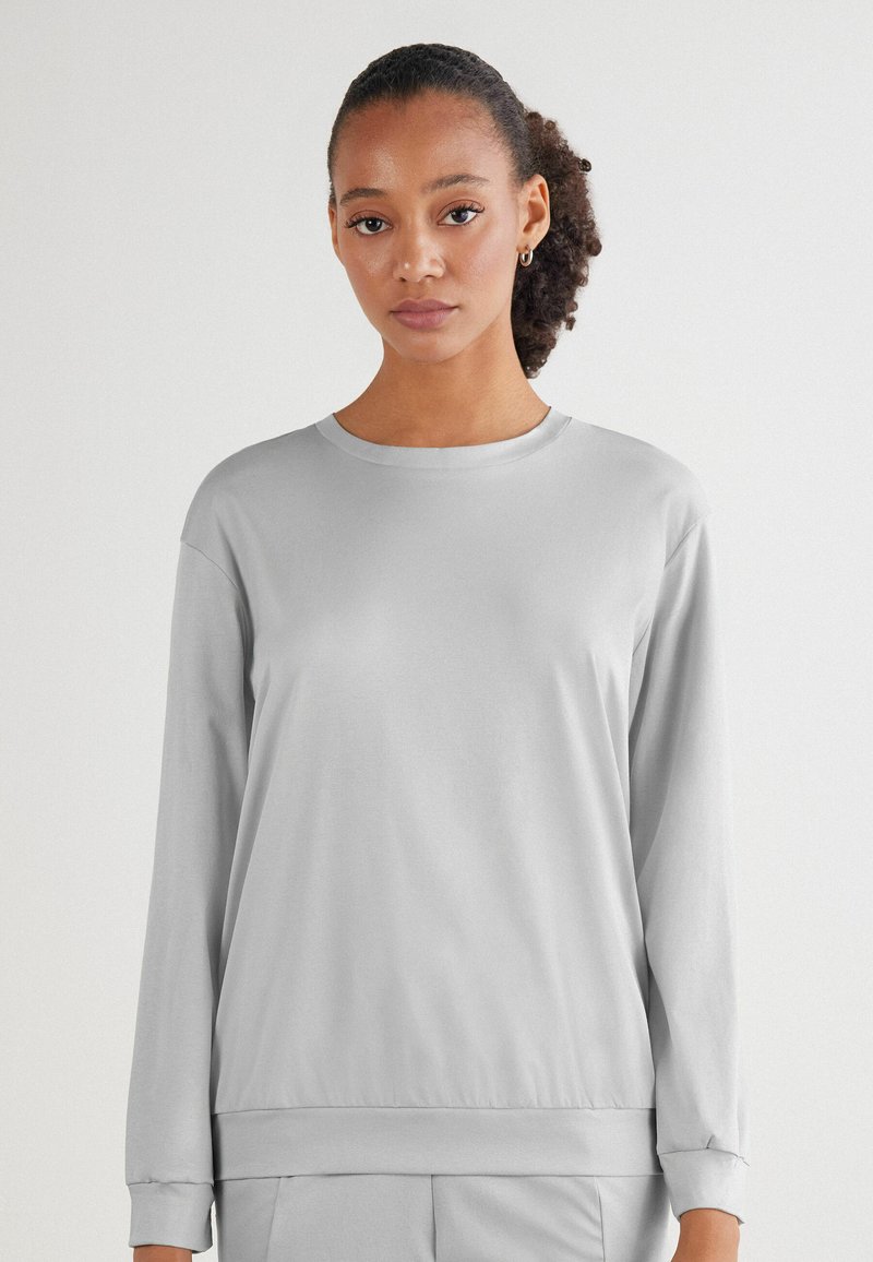 Lys grå langærmet sweatshirt med rund halsudskæring, afslappet pasform og ribbede manchetter og kant. Blød, glat stoftekstur.