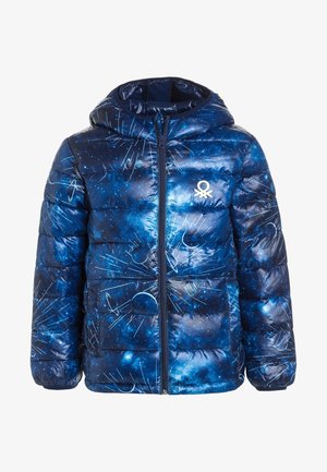 Chaqueta acolchada azul marino con acabado brillante, que presenta un estampado cósmico de planetas y estrellas, cremallera frontal y capucha. Logo blanco cerca del pecho.