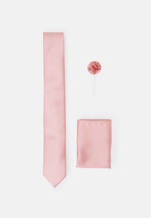 Cravate rose rayée, pochette assortie et épingle en tissu en forme de rose. Tous les articles présentent une texture lisse et une couleur uniforme.