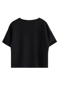 Sort cropped t-shirt med korte ærmer og rund hals. Glat bomuldsstof, minimalistisk design uden synlige mønstre eller detaljer.