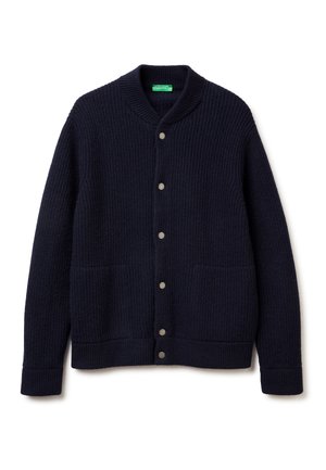 Cárdigan navy hecho de material acanalado, con cuello de chal, seis botones delanteros y dos bolsillos frontales. Textura de punto simple en toda la prenda.