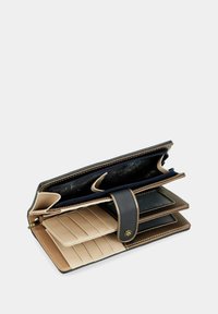 Portafoglio in pelle nero e beige aperto, che mostra diverse fessure per carte, finestra per ID trasparente, compartimento con zip e chiusura a bottone a scatto.