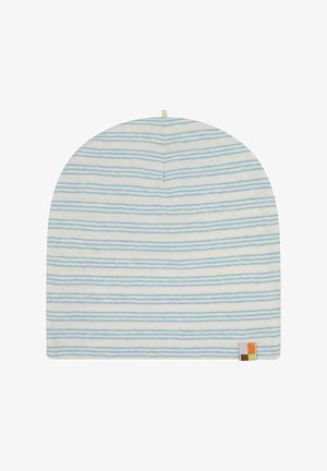 Weißer Beanie mit horizontalen hellblauen Streifen, abgerundetem Oberteil und einem kleinen, mehrfarbigen Etikett auf der unteren rechten Seite. Weiche Stofftextur.