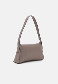 Calvin Klein SOFT SCULPT SHOULDER BAG - Kabelka - cinder